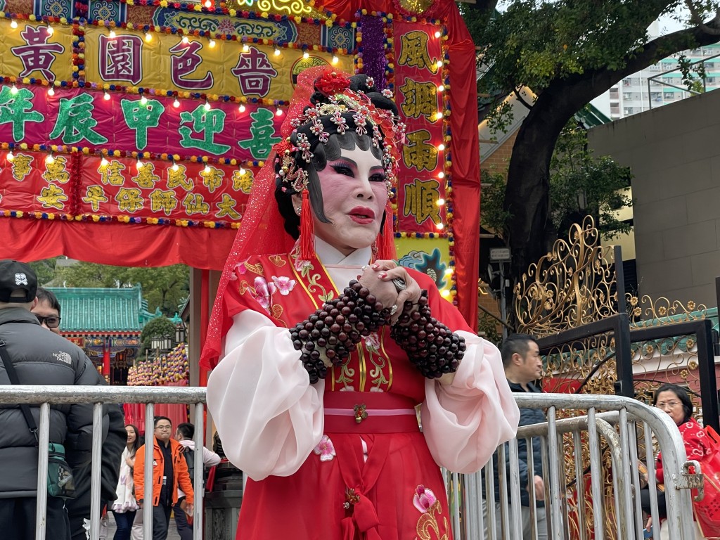 黄夏蕙以一身红当当的「小龙女」装扮现身黄大仙祠。萧博禧摄