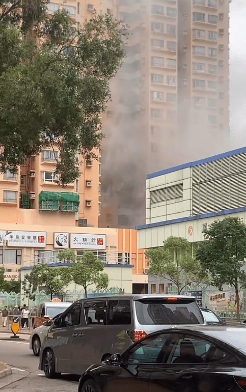 元朗鳳琴街金龍樓一單位發生火警，冒出陣陣濃煙。網上片段截圖