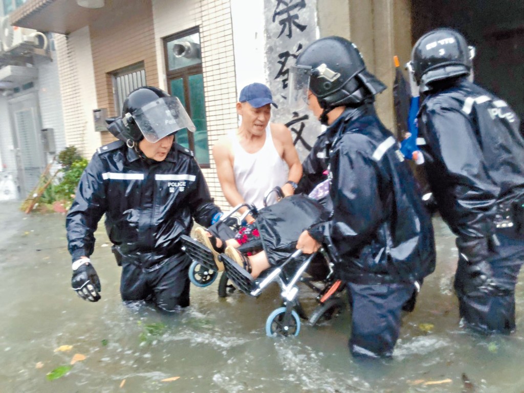 超強颱風「山竹」襲港，時任高級警司陳振輝(左)親自帶隊到沙田曾大屋撤離村民。