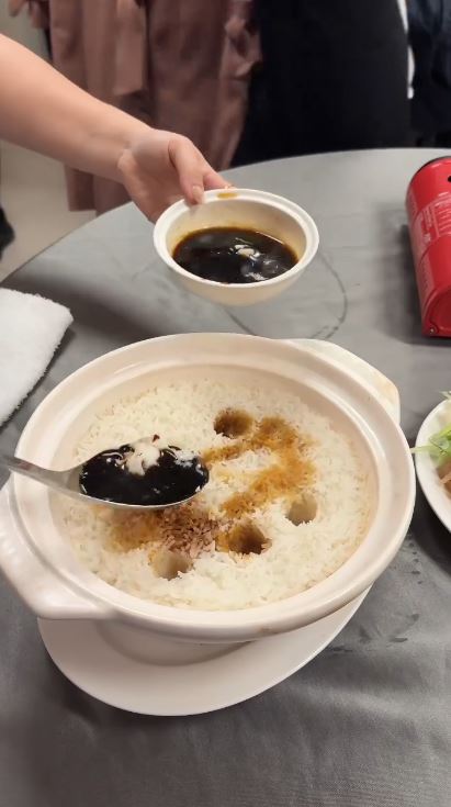然後疑為餐廳員工將醬汁傾入飯內。（圖片來源：截圖自Threads@eden_0522）
