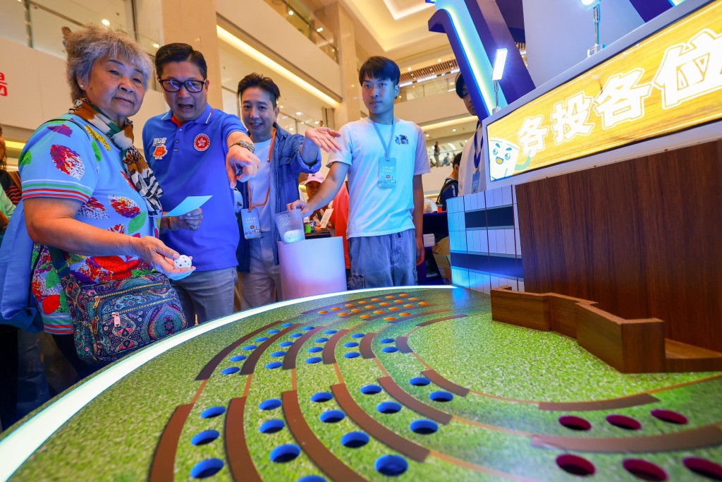 他指昨日在屯門市廣場參與「選舉進社區」巡迴展覽,氣氛熱鬧,街坊玩得投入。 他指昨日在屯門市廣場參與「選舉進社區」巡迴展覽,氣氛熱鬧,街坊玩得投入。