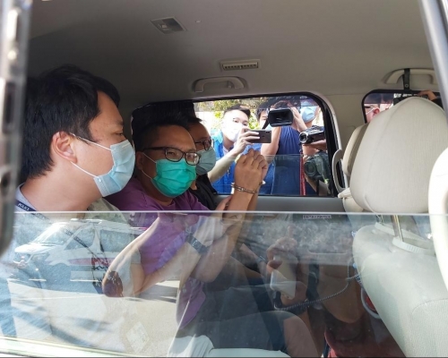譚得志被警方帶走。