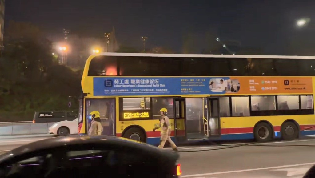 巴士上層近車頭位置火光熊熊,車廂內滿佈黑煙。黃文威攝 巴士上層近車頭位置火光熊熊,車廂內滿佈黑煙。黃文威攝