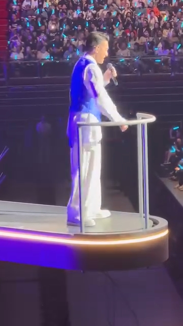 執完咪後劉德華笑說︰「我試試看,還能聽到嗎?」 執完咪後劉德華笑說︰「我試試看,還能聽到嗎?」