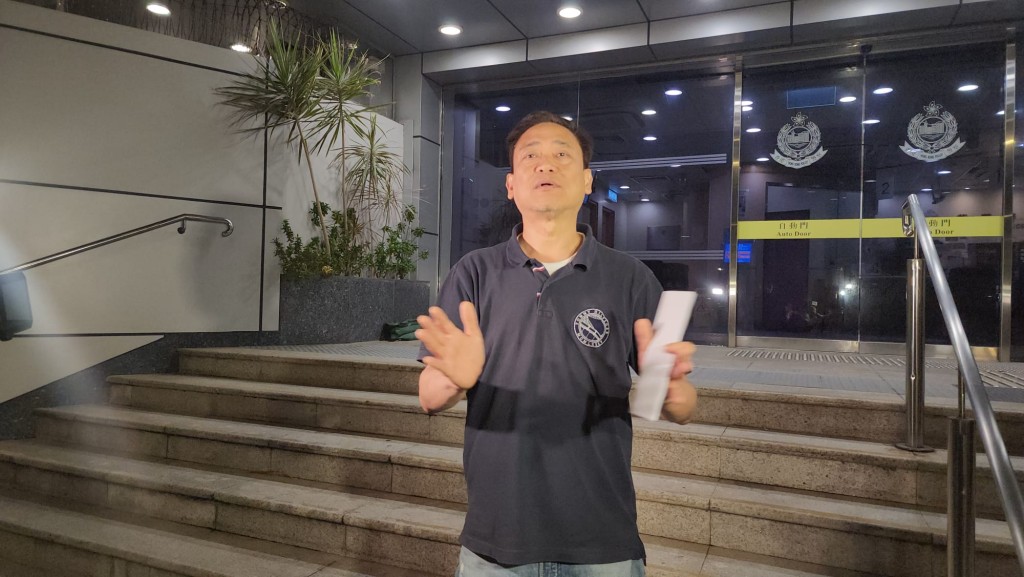 江祥發在被扣留超過一日後，於今日（16日）凌晨獲准保釋候查，並於約0時37分步出荃灣警署。黎志偉攝