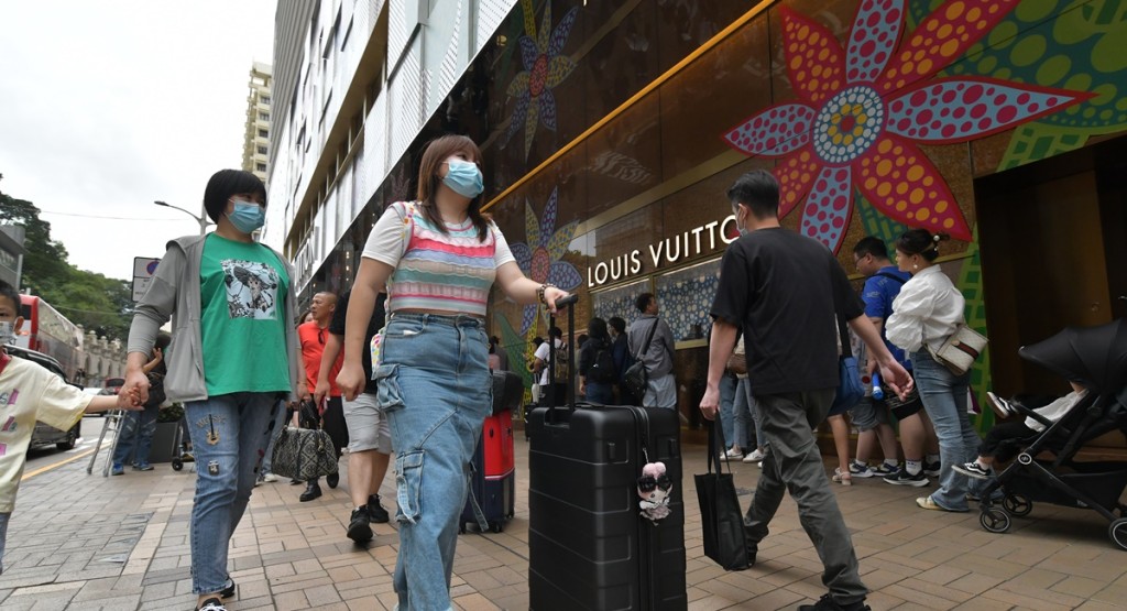 尖沙嘴名店區一帶在五一假期間繼續人山人海。陳極彰攝