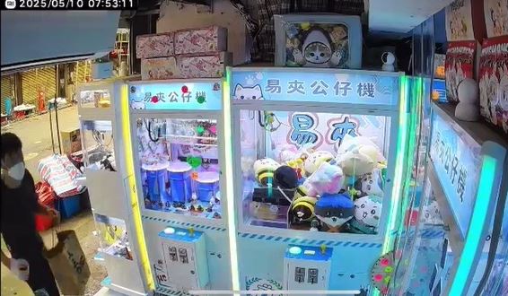 黑衫男手持紙袋進入店內。店主提供影片