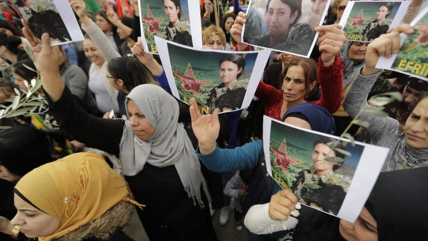 上千人日前在阿夫林地区举行葬礼哀悼她及近期土耳其袭击中丧命的士兵和民众。（网图）