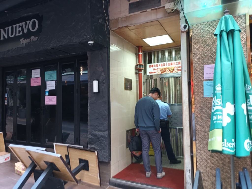 警方到場調查。 警方到場調查。