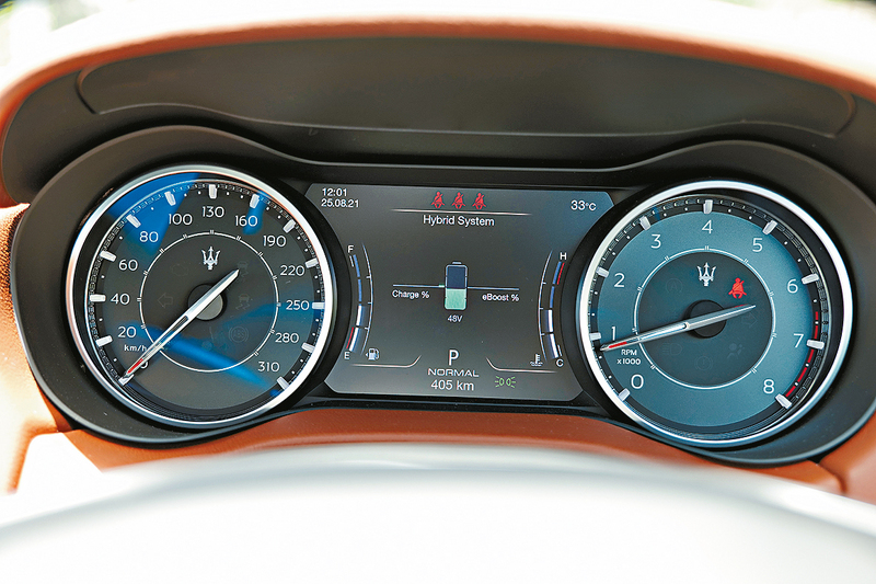 ●數碼表板屏幕可顯示電能系統實時情況。