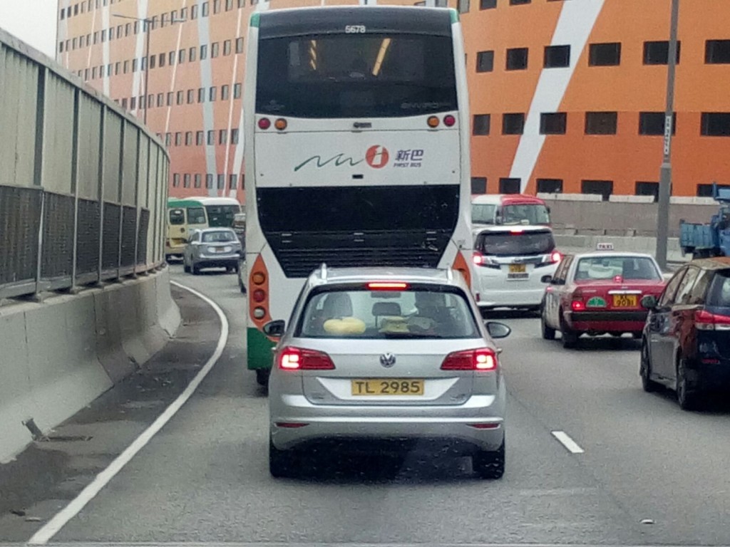 觀塘繞道往油塘方向近MegaBox的慢線現已封閉，車龍現到九展。