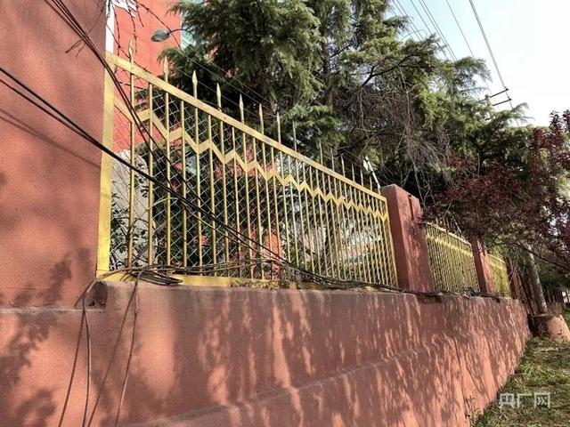 济南电子机械工程学校事后在围墙加设有刺铁网，防止被人闯入。