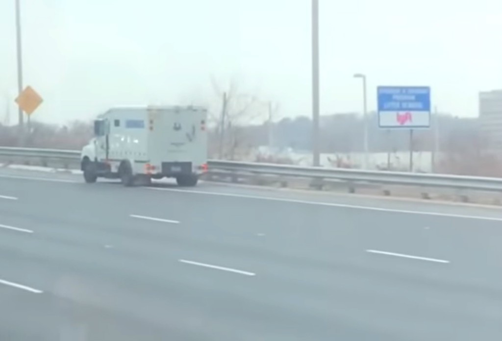 民眾搶解款車跌出來的現金。網上圖片