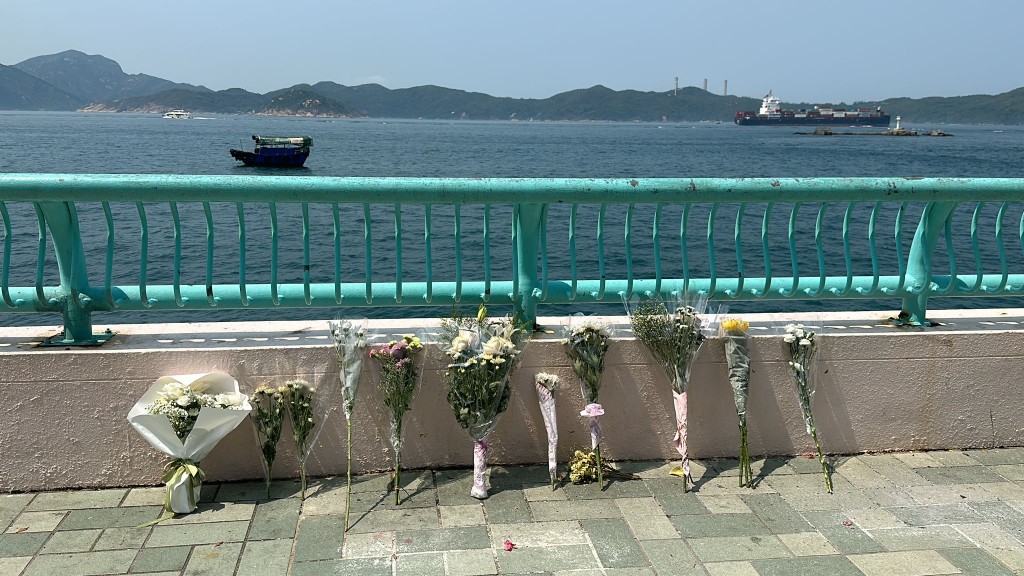 有街坊在現場擺放十多束鮮花及絲帶，悼念「阿良」這位救人英雄。