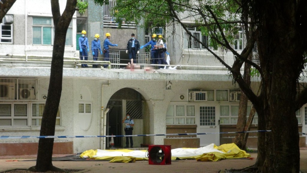救護員經檢驗後證實男事主不治。林思明攝