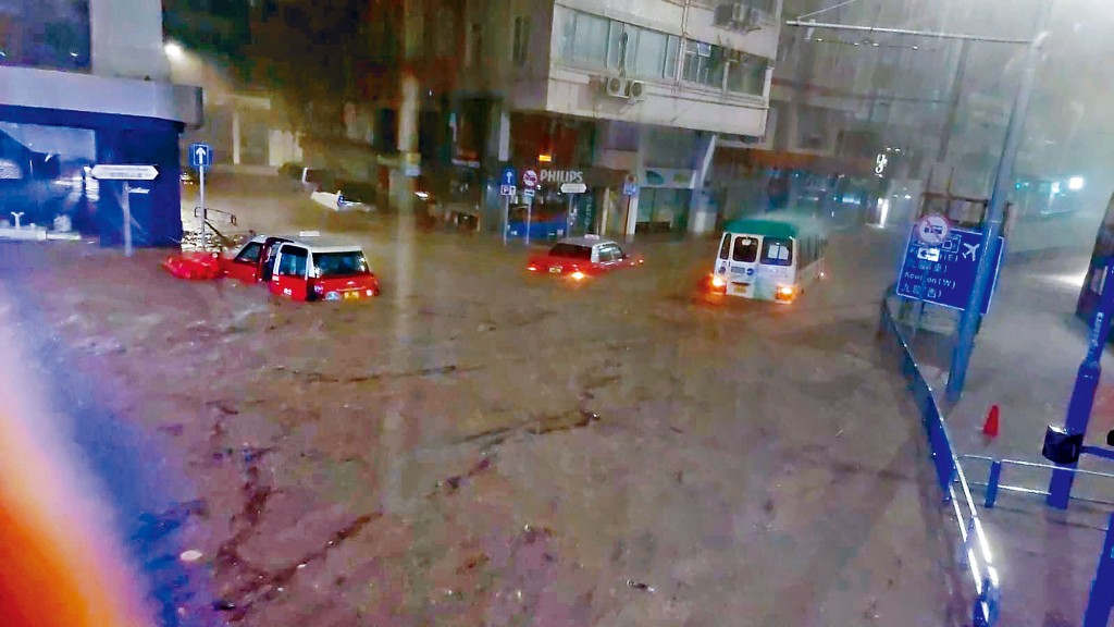 銅鑼灣大雨浸沒多部的士。