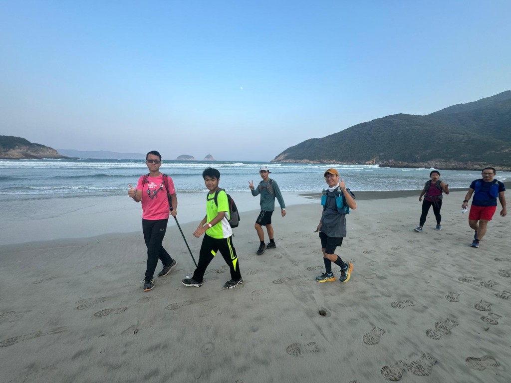 毅行者全程要沿山路上山下山，途中亦会围绕西湾沙滩徒步行，目标48小时内完成。(受访者提供)
