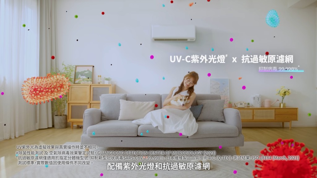 濱口愛子在一個日式裝修的大廳拍攝。