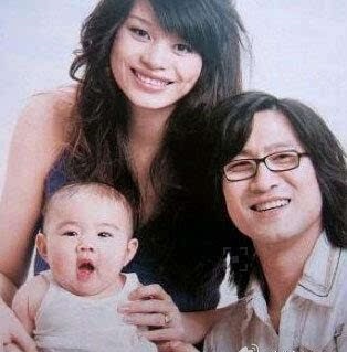 葛薈婕（左）早於17歲時為當時男友汪峰誕下一女「小蘋果」汪曼熙，惜有傳汪峰在她懷孕期間出軌，二人最後分手收場。