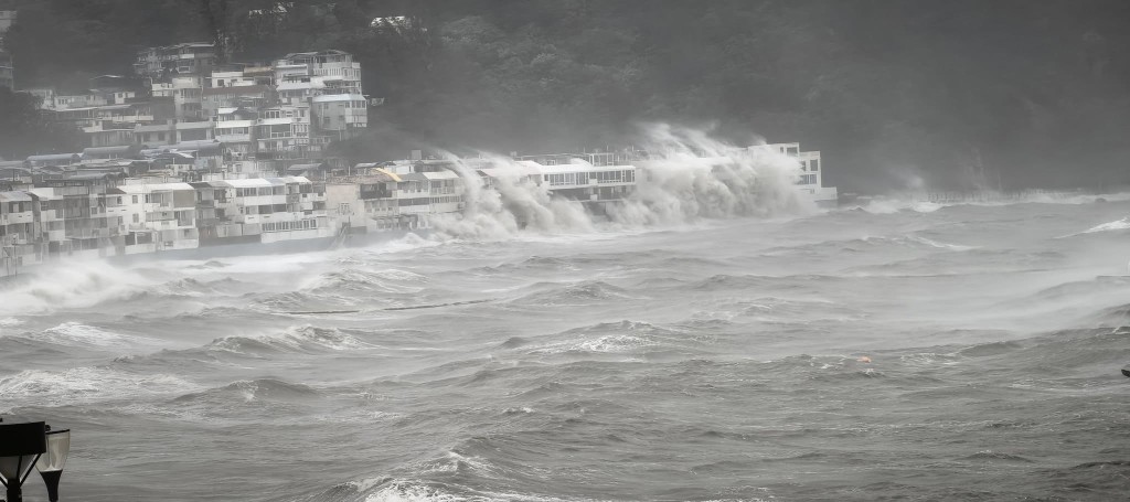 海浪波濤洶湧，一道道拍打在岸上的住宅。FB「香港行山風景攝影會」Kwok Yung Chan圖片