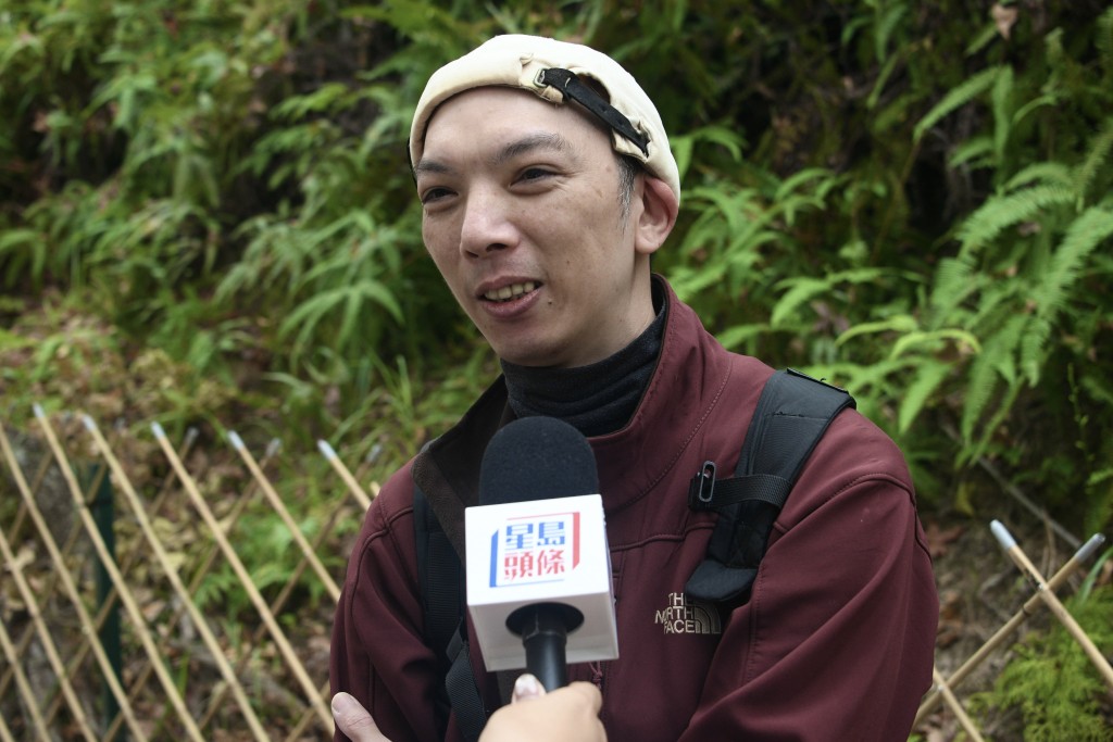 正在學習拍攝的吳先生也趁着假期上山，影紅葉作練習。