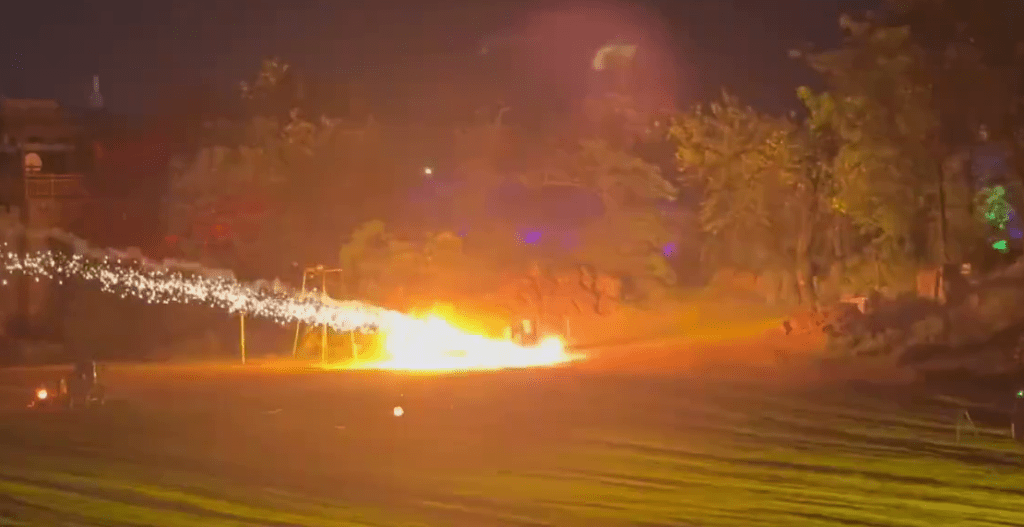 兩隻「大象」登場後，「打鐵花」表演隨即開始。微博