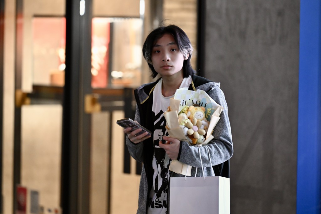 今日是情人节，不少男士买花送给女友。刘骏轩摄  ​