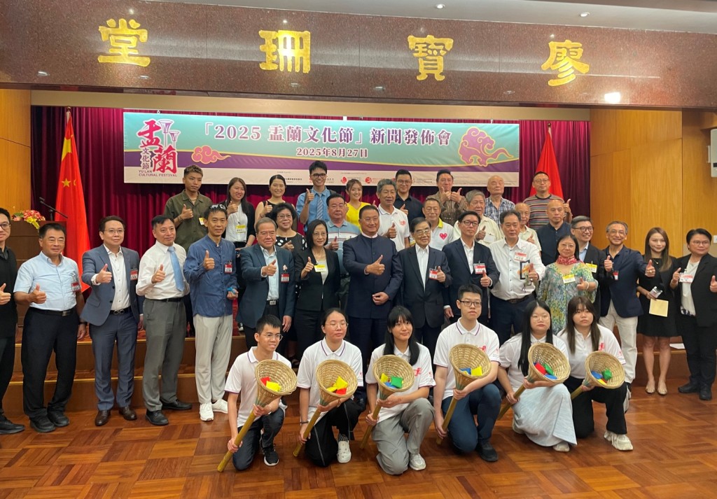 今年盂蘭文化節繼續有傳統的搶孤競賽及盆供堆壘賽。 今年盂蘭文化節繼續有傳統的搶孤競賽及盆供堆壘賽。