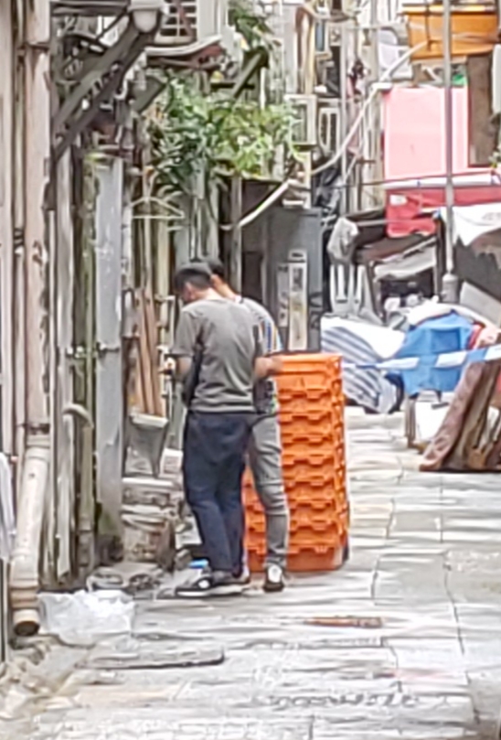 警員在附近後巷調查。
