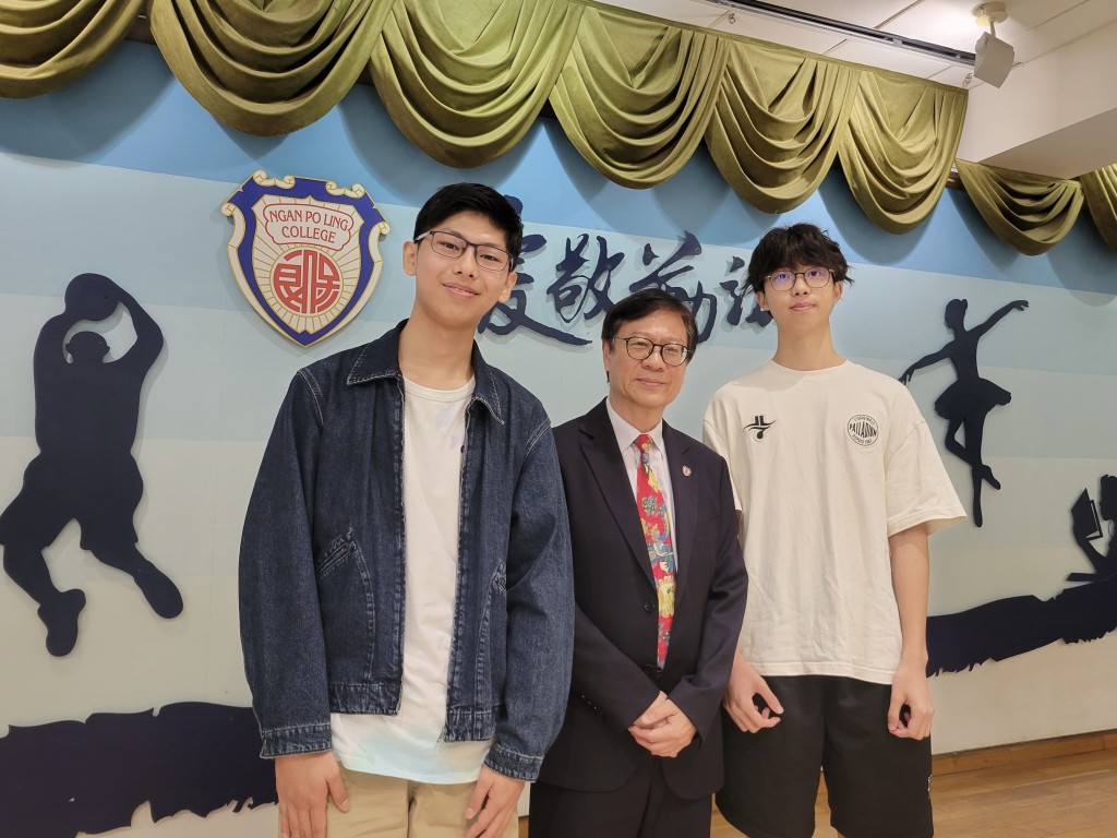 保良局顏寶鈴書院首誕 IB 狀元,包括溫灝朗(左)及蕭健朗(右),周楚成校長(中)與2人合照。保良局提供 保良局顏寶鈴書院首誕 IB 狀元,包括溫灝朗(左)及蕭健朗(右),周楚成校長(中)與2人合照。保良局提供