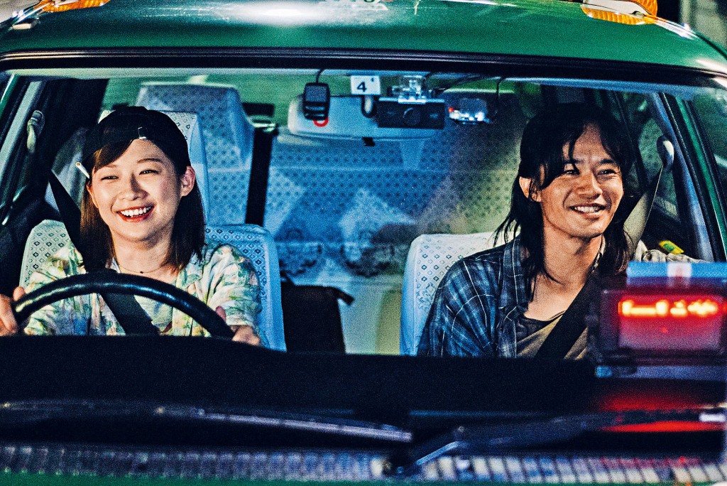 池松壯亮(右)主演的《回到戀愛終結時》不乏「在車上」的畫面,叫不少人想到改編村上春樹作品的《Drive My Car》。
