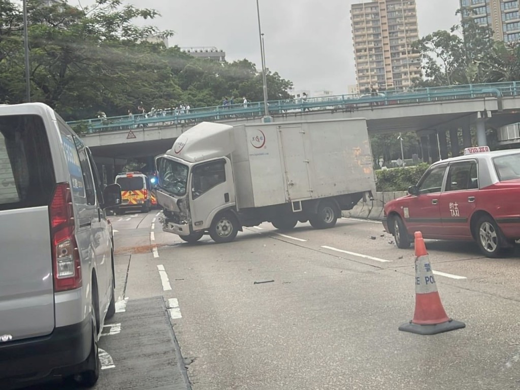貨車損毀橫亙路中,公主道往獅隧一度三線全封。FB: 馬路的事討論區 貨車損毀橫亙路中,公主道往獅隧一度三線全封。FB: 馬路的事討論區