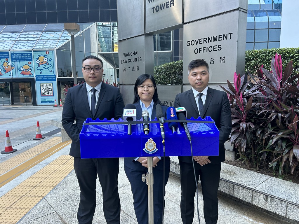 警方財富情報及調查科高級督察申文燕（中）、新界北總區科技及財富罪案組高級督察葉穎豪（右）及邊界警區重案組督察林峻宇（左）向傳媒簡介法庭判刑。曾志恆攝