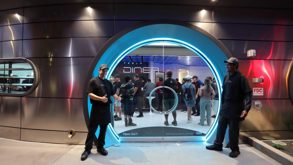 特斯拉餐廳（Tesla Diner）設計充滿科幻感。 路透社