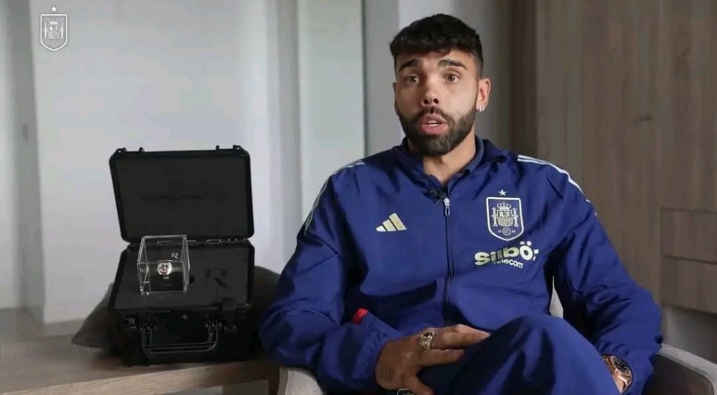 大衛拉耶曾生產冠軍指環贈隊友。網上影片截圖