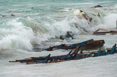 沉船残骸冲上意大利南部海滩。  美联社