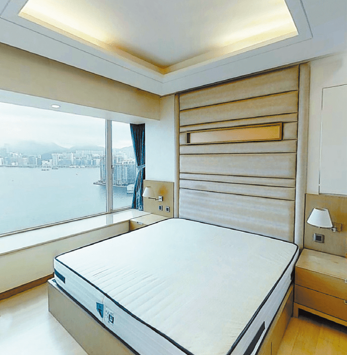 睡房寬闊，加上天花的滲燈，令一室更溫馨。