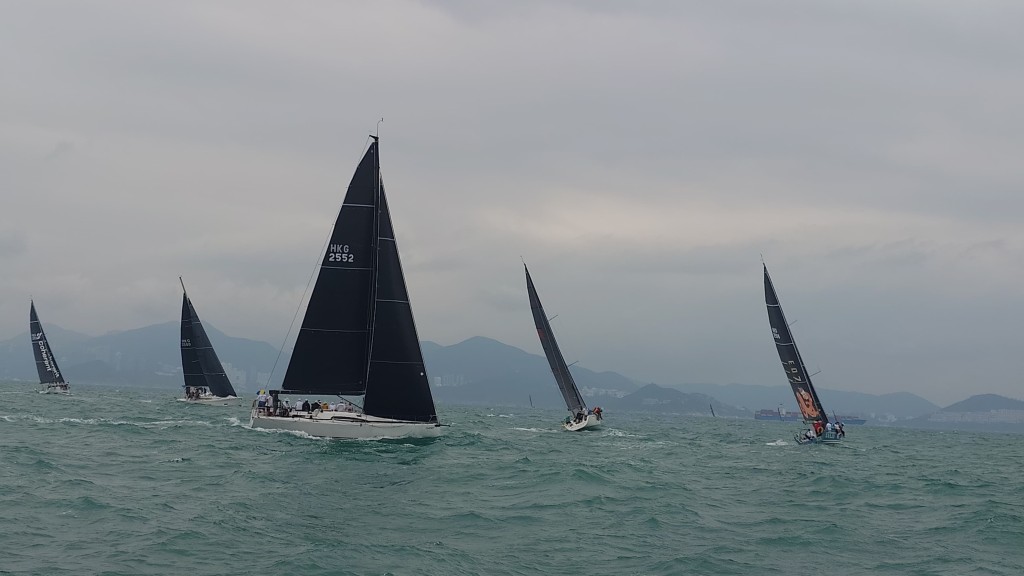 賽區設於南丫島東南海域，以順逆風繞泡賽及島嶼賽考驗—衆船隊。