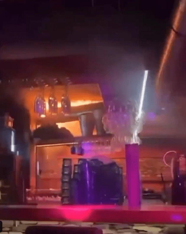 有顧客拍到酒吧起火情景。X@mamboitaliano__