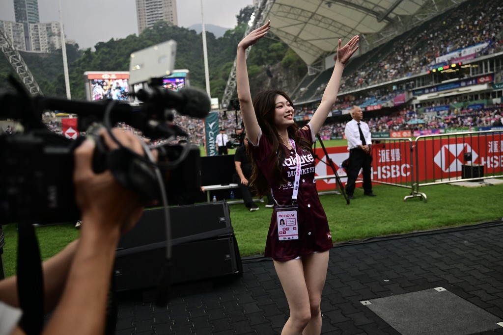  香港国际七人榄球赛周五开锣，乐天女孩表演，现场气氛炽热。 陈极彰摄