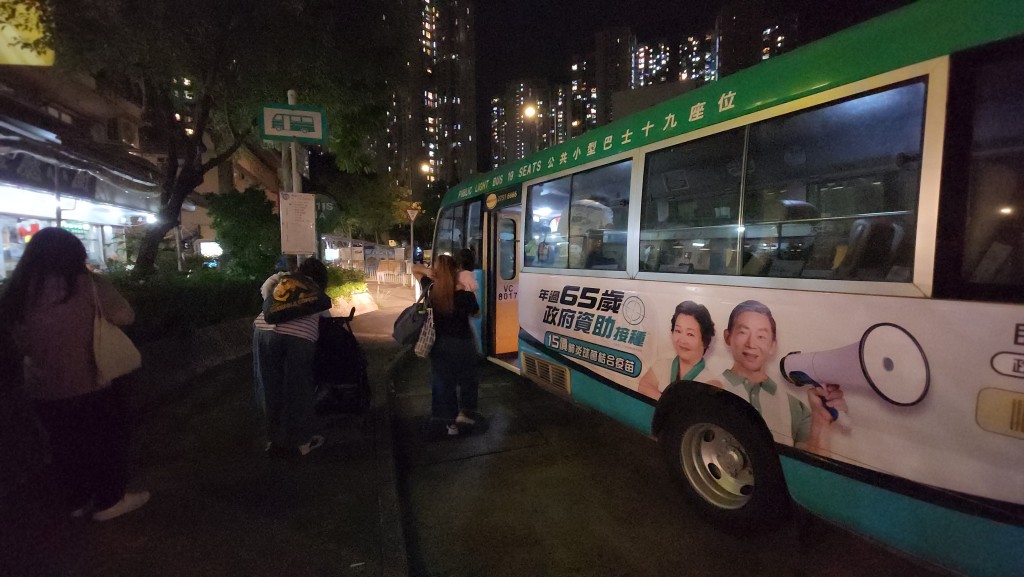 多名乘客表示上車一定會佩戴安全帶。黃文威攝 多名乘客表示上車一定會佩戴安全帶。黃文威攝