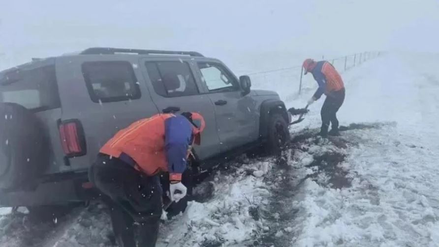 内蒙古突下暴雪有数百辆汽车被困公路上。影片截图