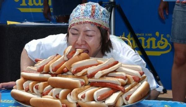 小林尊曾连续6年赢得美国吃热狗大赛。网上图片