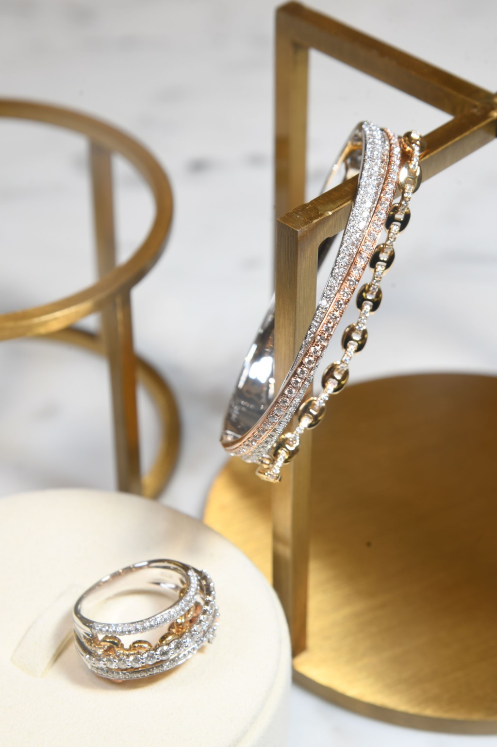 Chain Collection中的钻石手镯及指环，交错的线条呈现时尚美感。