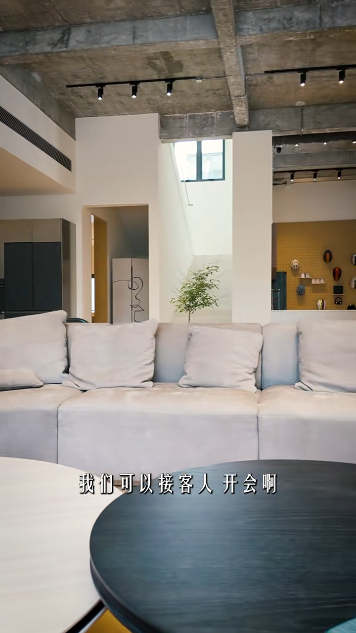吳彥祖分享平常會在大客廳可以招待客人、開會。 吳彥祖分享平常會在大客廳可以招待客人、開會。