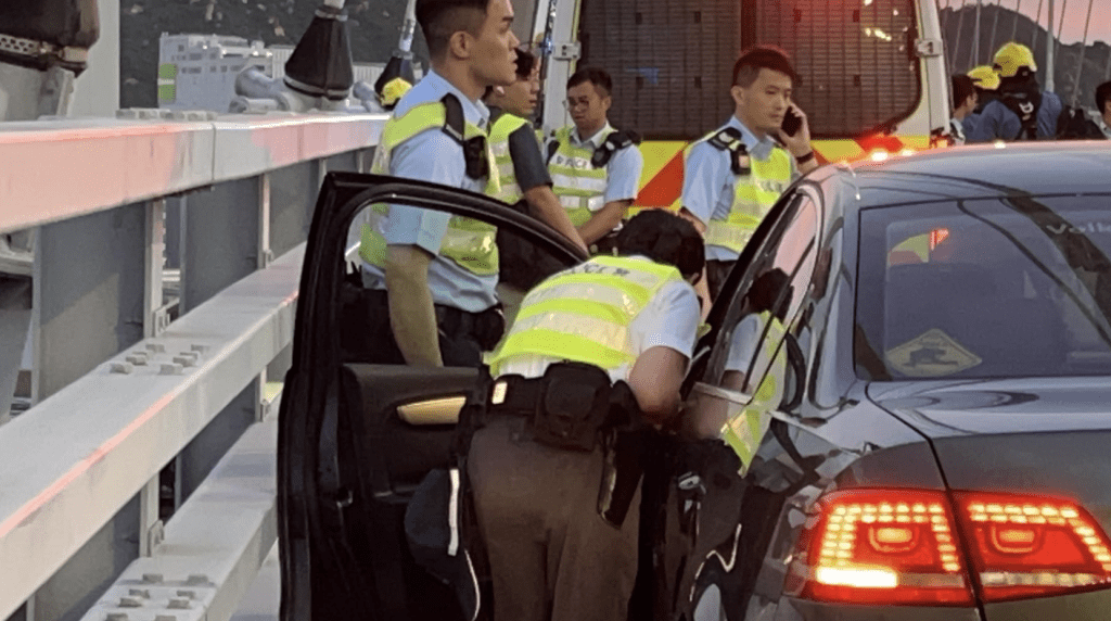 私家車停在慢線左邊路肩,司機失去踪影,但引掣仍啟動。 私家車停在慢線左邊路肩,司機失去踪影,但引掣仍啟動。