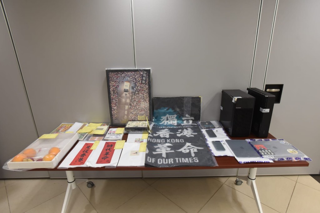 警方檢獲港獨、反修例示威、違反《國安法》物品。