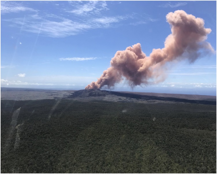 夏威夷基拉韋厄火山周五繼續爆發及噴出火山灰。AP 