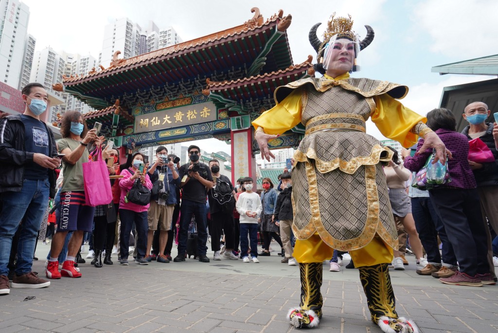香港藝人黃夏蕙前年以「牛魔王」打扮現身黃大仙祠，希望「將疫症打死」，讓市民重新過正常生活。（圖：中新社）