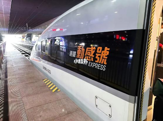 郭晶晶這次回內地原來是為了工作，她由香港坐高鐵到深圳北只用了15分鐘，大讚方便又快捷。